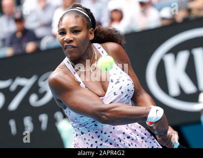 Melbourne Park, Melbourne, Victoria, Australia. 24th Gen 2020. Australian Open Tennis, giorno 5; Serena Williams degli Stati Uniti durante la sua partita contro Qiang Wang of China Credit: Action Plus Sports/Alamy Live News Foto Stock