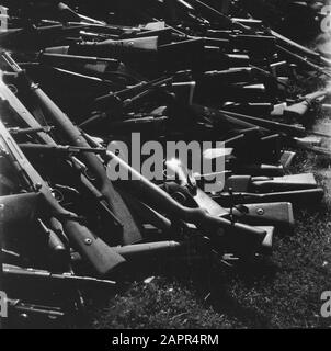 Capitolazione: Armi di spedizione Soest da parte dei tedeschi. Grandi quantità di mauserguns tedeschi sono raccolti su mucchi nel deposito di armi a Soest Data: 10 maggio 1945 luogo: Soest, Utrecht (provincia) Parole Chiave: Armi Foto Stock