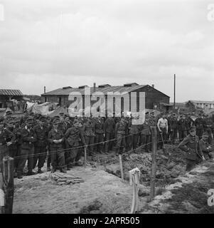 Capitolazione: Harskamp [campo dove uomini e Landwachters SS sono stati internati] Prigionieri di guerra Annotazione: In questo campo sono stati ospitati circa 4000 prigionieri olandesi SS (tra cui Army, Landstorm, Viking, Germania, Holl. Grüne Polizei etc.) in attesa di processo Data: Giugno 1945 luogo: Gelderland, Harskamp Parole Chiave: Campi di internamento, prigionieri di guerra, militare Foto Stock