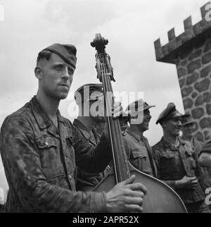 Capitolazione: Harskamp [campo dove i SS-ers e i Landwachters sono internati] a Camp Harskamp è costruito un palcoscenico, dove alcune performance al giorno sono date da e per i compagni. Cantanti e musicisti presentano la loro canzone di fronte ad un grande pubblico (Caption Anefo) Annotazione: In questo campo sono stati ospitati circa 4000 prigionieri olandesi SS (tra cui Army, Landstorm, Viking, Germania, Holl. Grüne Polizei etc.) in attesa di processo Data: Giugno 1945 luogo: Gelderland, Harskamp Parole Chiave: Campi di internamento, prigionieri di guerra, militare Foto Stock