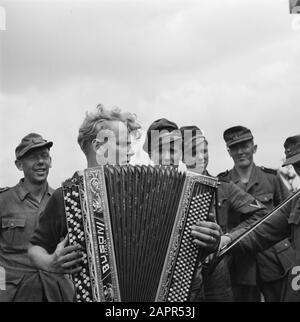 Capitolazione: Harskamp [campo dove i SS-ers e i Landwachters sono internati] a Camp Harskamp è costruito un palcoscenico, dove alcune performance al giorno sono date da e per i compagni. Cantanti e musicisti presentano la loro canzone di fronte ad un grande pubblico (Caption Anefo) Annotazione: In questo campo sono stati ospitati circa 4000 prigionieri olandesi SS (tra cui Army, Landstorm, Viking, Germania, Holl. Grüne Polizei etc.) in attesa di processo Data: Giugno 1945 luogo: Gelderland, Harskamp Parole Chiave: Fisarmoniche, campi di tirocinio, prigionieri di guerra, militari Foto Stock