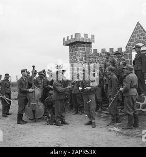 Capitolazione: Harskamp [campo dove i SS-ers e i Landwachters sono internati] a Camp Harskamp è costruito un palcoscenico, dove alcune performance al giorno sono date da e per i compagni. Cantanti e musicisti presentano la loro canzone di fronte ad un grande pubblico (Caption Anefo) Annotazione: In questo campo sono stati ospitati circa 4000 prigionieri olandesi SS (tra cui Army, Landstorm, Viking, Germania, Holl. Grüne Polizei etc.) in attesa di processo Data: Giugno 1945 luogo: Gelderland, Harskamp Parole Chiave: Campi di internamento, prigionieri di guerra, militare Foto Stock