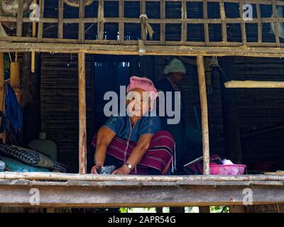 Wirthe Karen tribù collina donna fare batik, Mae Hong Son, Thailandia, Asia Foto Stock