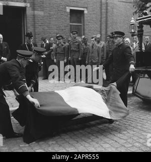 Funerale [una bandiera è drappeggiata sopra la bara] Annotazione: Foto probabilmente scattata a Bruxelles o vicino (vedi serie precedente) Data: 14 giugno 1945 Parole Chiave: Funerali, seconda guerra mondiale Foto Stock