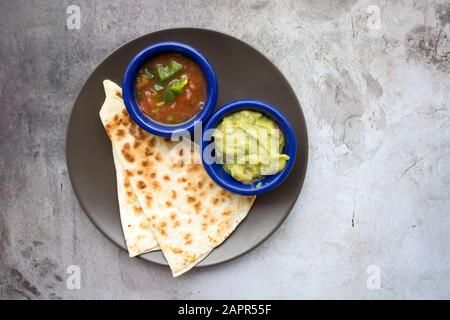 Formaggio Quesadilla con Guacamole e salsa Foto Stock