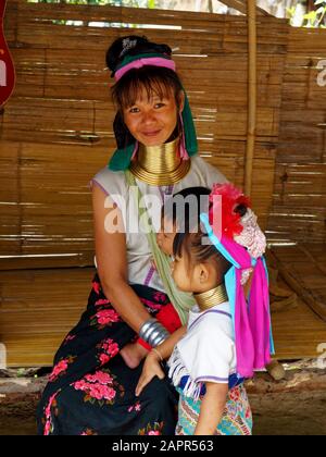 Ragazza a collo lungo, tribù Paduang, Mae Hong Son in Thailandia, Sud-est asiatico, Asia Foto Stock