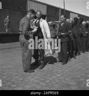 Purificazione: Amsterdam Levantkade [interneringskamp] Reportage dello Interneringskamp sulla Levantkade ad Amsterdam. Ora ci sono circa 4200 prigionieri, c'è spazio per 30.000 persone Data: Giugno 1945 luogo: Amsterdam, Noord-Holland Parole Chiave: Collaboratori, prigionieri, campi di internamento, Seconda guerra mondiale, purificazione Foto Stock