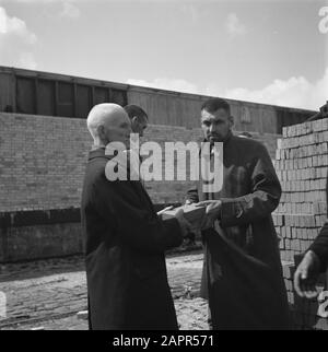 Purificazione: Amsterdam Levantkade [interneringskamp] Reportage dello Interneringskamp sulla Levantkade ad Amsterdam. Ora ci sono circa 4200 prigionieri, c'è spazio per 30.000 persone Data: Giugno 1945 luogo: Amsterdam, Noord-Holland Parole Chiave: Collaboratori, prigionieri, campi di internamento, Seconda guerra mondiale, purificazione Foto Stock