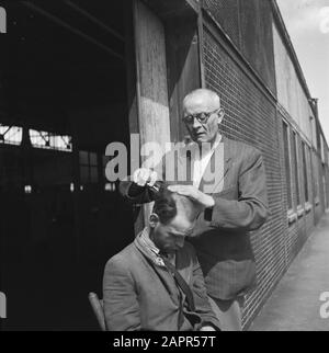 Purificazione: Amsterdam Levantkade [interneringskamp] Reportage dello Interneringskamp sulla Levantkade ad Amsterdam. Ora ci sono circa 4200 prigionieri, c'è spazio per 30.000 persone Data: Giugno 1945 luogo: Amsterdam, Noord-Holland Parole Chiave: Collaboratori, prigionieri, campi di internamento, Seconda guerra mondiale, purificazione Foto Stock