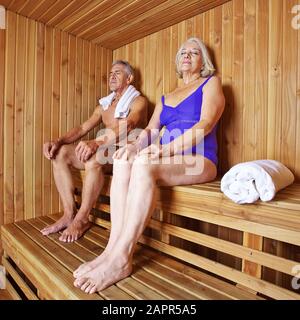 Un paio di anziani che si sudano insieme nella sauna dell'hotel Foto Stock