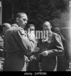 Tour del principe Bernhard attraverso i Paesi Bassi occidentali il principe Bernhard in conversazione con gli ufficiali Data: 29 giugno 1945 Parole Chiave: Militare, principi Nome personale: Bernhard (Prince Netherlands) Foto Stock