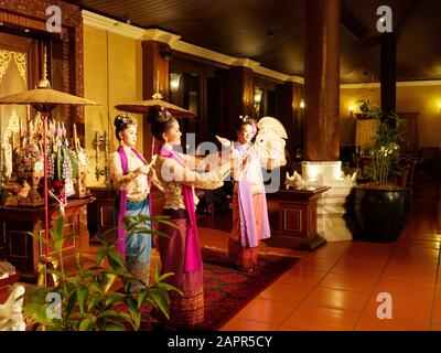 Danza tipica all'hotel Dhara Dhevi, stile Lanna, Chiang mai, Tailandia, Asia Foto Stock