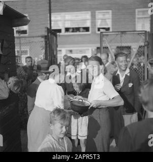 Partita di calcio per Arnhem ad Amsterdam Spoons e forcelle partita sul sito VVA. Una partita di calcio di due associazioni di quartiere dove il prezzo d'ingresso era di beni di famiglia, dato in necessità di Arnhem. Data: Agosto 1945 luogo: Amsterdam, Noord-Holland Parole Chiave: Collezioni, sport, calcio, ricostruzione Foto Stock