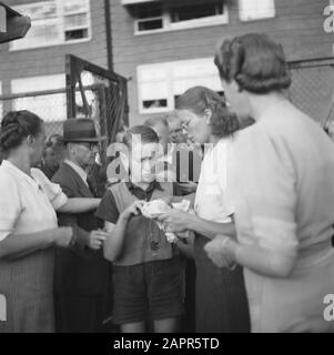 Partita di calcio per Arnhem ad Amsterdam Spoons e forcelle partita sul sito VVA. Una partita di calcio di due associazioni di quartiere dove il prezzo d'ingresso era di beni di famiglia, dato in necessità di Arnhem. Data: 25 Luglio 1945 Luogo: Amsterdam, Noord-Holland Parole Chiave: Collezioni, Sport, Calcio, Ricostruzione Foto Stock