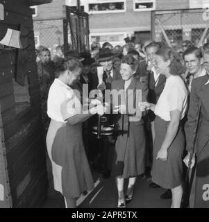 Partita di calcio per Arnhem ad Amsterdam Spoons e forcelle partita sul sito VVA. Una partita di calcio di due associazioni di quartiere dove il prezzo d'ingresso era di beni di famiglia, dato in necessità di Arnhem. Data: 25 Luglio 1945 Luogo: Amsterdam, Noord-Holland Parole Chiave: Collezioni, Sport, Calcio, Ricostruzione Foto Stock