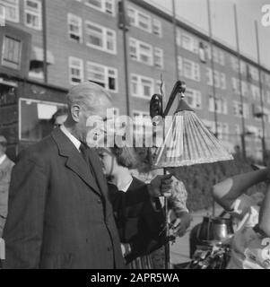 Partita di calcio per Arnhem ad Amsterdam Spoons e forcelle partita sul sito VVA. Una partita di calcio di due associazioni di quartiere dove il prezzo d'ingresso era di beni di famiglia, dato in necessità di Arnhem. Data: 25 Luglio 1945 Luogo: Amsterdam, Noord-Holland Parole Chiave: Collezioni, Sport, Calcio, Ricostruzione Foto Stock