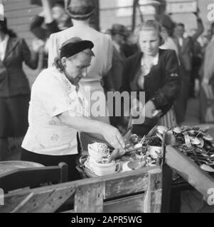 Partita di calcio per Arnhem ad Amsterdam Spoons e forcelle partita sul sito VVA. Una partita di calcio di due associazioni di quartiere dove il prezzo d'ingresso era di beni di famiglia, dato in necessità di Arnhem. Data: 25 Luglio 1945 Luogo: Amsterdam, Noord-Holland Parole Chiave: Collezioni, Sport, Calcio, Ricostruzione Foto Stock