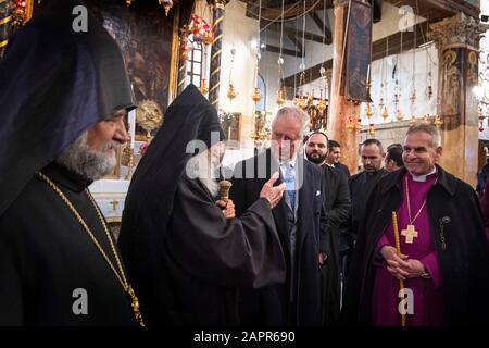 Il Principe di Galles (centro) durante una visita alla Chiesa della Natività a Betlemme il secondo giorno della sua visita in Israele e nei territori palestinesi occupati. Foto PA. Data Immagine: Venerdì 24 Gennaio 2020. Vedi la storia di PA ROYAL Charles. Il credito fotografico dovrebbe essere: Victoria Jones/PA Wire Foto Stock