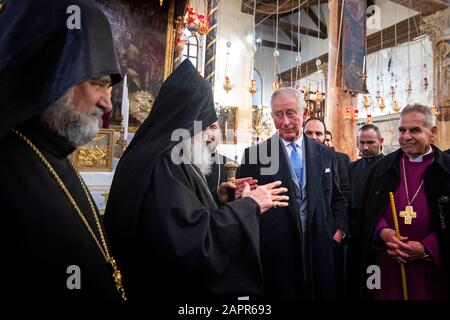 Il Principe di Galles (centro) durante una visita alla Chiesa della Natività a Betlemme il secondo giorno della sua visita in Israele e nei territori palestinesi occupati. Foto PA. Data Immagine: Venerdì 24 Gennaio 2020. Vedi la storia di PA ROYAL Charles. Il credito fotografico dovrebbe essere: Victoria Jones/PA Wire Foto Stock