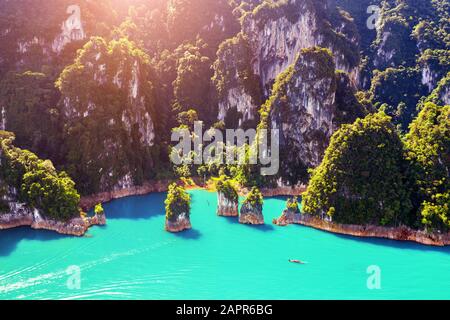 Vista aerea di belle montagne Ratchaprapha diga a Khao Sok National Park, Surat Thani Provincia, Thailandia. Foto Stock