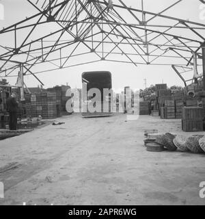 Costruzione di case di emergenza nel capannone Betuwe senza tetto. Scatole di frutta impilate, cesti di vimini e un camion Data: 1945 luogo: Betuwe Parole Chiave: Ricostruzione Foto Stock