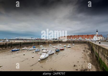 Le bassin du Paradis à marée basse au port de Calais, Francia, Hauts de France Foto Stock