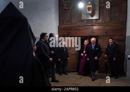 Il Principe di Galles entra nella Chiesa della Natività a Betlemme il secondo giorno della sua visita in Israele e nei territori palestinesi occupati. Foto PA. Data Immagine: Venerdì 24 Gennaio 2020. Vedi la storia di PA ROYAL Charles. Il credito fotografico dovrebbe essere: Victoria Jones/PA Wire Foto Stock