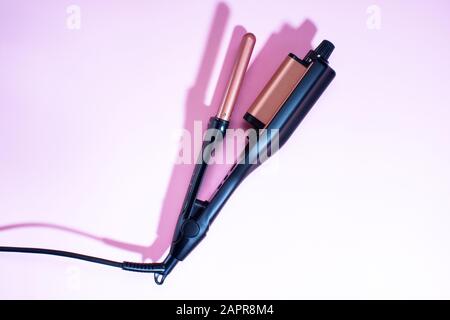 Styler multi-styler per capelli. Arricciacapelli. Su sfondo rosa. Spazio per testo, spazio libero per copiare spazio. Per acconciare i capelli Foto Stock