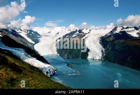 Foto aerea di tre maestosi ghiacciai che si calcano nelle splendide acque azzurre del Prince William Sound, penisola di Kenai - Alaska Foto Stock