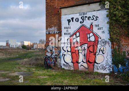 Graffiti sul derelict Grande magazzino ferroviario settentrionale, Uttoxeter Road, Derby, Inghilterra Foto Stock
