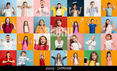 Ritratto di bambini caucasici felici su sfondo multicolore. Volantino, collage composto da 17 modelli. Concetto di emozioni umane, espressione facciale, vendite, pubblicità. Celebrare, puntare, sorridere. Foto Stock