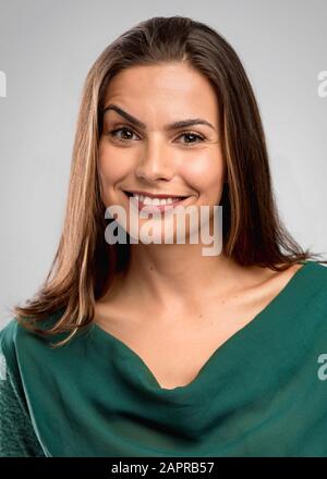 Ritratto di una bella donna brunete sorridente Foto Stock