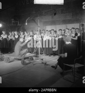 Filmopshots Polygoon-profili film The dike is close Annotation: The film, starring Kees Brusse, premiered on October 6, 1950 Date: November 10, 1949 Location: Walcheren, Zeeland Keywords: Films Settings Name: Polygon Foto Stock