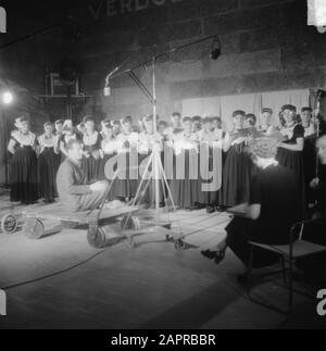 Filmopshots Polygoon-profili film The dike is close Annotation: The film, starring Kees Brusse, premiered on October 6, 1950 Date: November 10, 1949 Location: Walcheren, Zeeland Keywords: Films Settings Name: Polygon Foto Stock