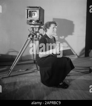 Filmopshots Polygoon-profili film The dike is close Annotation: The film, starring Kees Brusse, premiered on October 6, 1950 Date: November 10, 1949 Location: Walcheren, Zeeland Keywords: Films Settings Name: Polygon Foto Stock