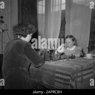 Fenny Heemskerk (campione di scacchi per donne) con figlia Data: 10 aprile 1951 Parole Chiave: Figlie, scacchi per donne, campioni Nome personale: Fenny Heemskerk Foto Stock