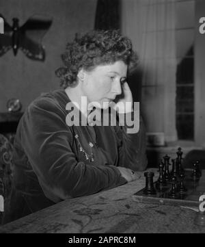 Fenny Heemskerk (campione di scacchi per donne) con figlia Data: 10 aprile 1951 Parole Chiave: Figlie, scacchi per donne, campioni Nome personale: Fenny Heemskerk Foto Stock