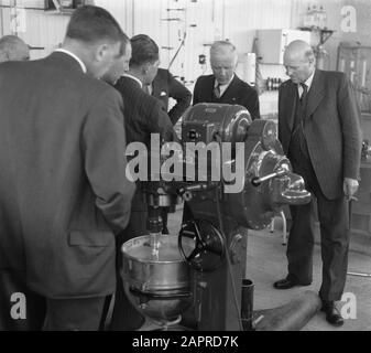 Nuova fabbrica Bronze Work (apertura del Sindaco) Data: 15 aprile 1952 Parole Chiave: Sindaci, FACTORIES, Aperture Foto Stock