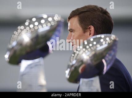 East Rutherford, Stati Uniti. 24th Gen 2020. New York Giants Eli Manning parla a una conferenza stampa che racconta il suo ritiro dal giocare a quarterback nella NFL al quest Diagnostics Training Center vicino MetLife Stadium a East Rutherford, New Jersey, venerdì 24 gennaio 2020. Manning è due volte vincitore del Super Bowl e il giocatore più prezioso. Ha annunciato la sua pensione venerdì che termina una carriera di 16 anni interamente spesa con i New York Giants. Foto di John Angelillo/UPI Credit: UPI/Alamy Live News Foto Stock