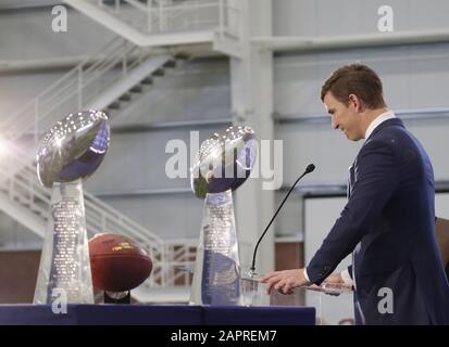 East Rutherford, Stati Uniti. 24th Gen 2020. New York Giants Eli Manning parla a una conferenza stampa che racconta il suo ritiro dal giocare a quarterback nella NFL al quest Diagnostics Training Center vicino MetLife Stadium a East Rutherford, New Jersey, venerdì 24 gennaio 2020. Manning è due volte vincitore del Super Bowl e il giocatore più prezioso. Ha annunciato la sua pensione venerdì che termina una carriera di 16 anni interamente spesa con i New York Giants. Foto di John Angelillo/UPI Credit: UPI/Alamy Live News Foto Stock