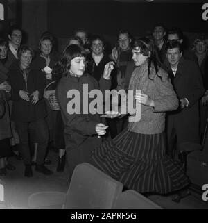 Ad Amsterdam, tre cinema suoneranno dischi di rock americano 'n' roll re Elvis Presley durante la pausa pomeridiana dal venerdì, come pubblicità per il film Love me tender che la prossima settimana apparirà. Sul primo centrodad c'erano un gran numero di giovani entusiasti che, a causa della musica emozionante, non hanno rimanere nei sedili per lungo e ballato il Rock and Roll tra le file. Data: 7 dicembre 1956 Parole Chiave: Cinema, danze, gioventù, musica Foto Stock