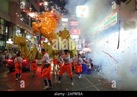 Bangkok, Tailandia. 24th Gen 2020. Il Capodanno cinese è iniziato con un bang a Bangkok, Thailandia, mentre I Ballerini del Drago sono scesi in piazza in mezzo a una tempesta di fuochi d'artificio che hanno portato buona fortuna alle aziende locali che hanno visitato nella zona Silom della città per l'anno del Rat Credit: Paul Brown/Alamy Live News Foto Stock