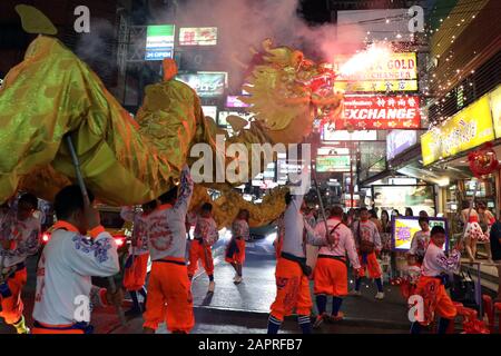 Bangkok, Tailandia. 24th Gen 2020. Il Capodanno cinese è iniziato con un bang a Bangkok, Thailandia, mentre I Ballerini del Drago sono scesi in piazza in mezzo a una tempesta di fuochi d'artificio che hanno portato buona fortuna alle aziende locali che hanno visitato nella zona Silom della città per l'anno del Rat Credit: Paul Brown/Alamy Live News Foto Stock