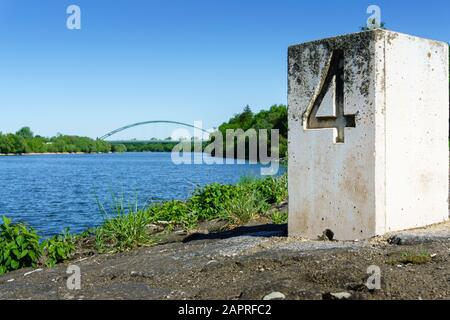 Vecchio Danubio con ponte vicino a Straubing Foto Stock