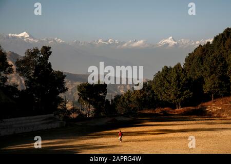 Lone calciatore in Himalaya Foto Stock
