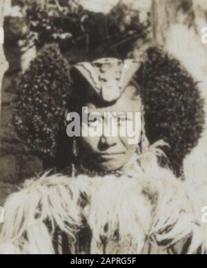 Photo Album Fisherman: Third Karakoru Expedition, 1929 Album con 3 foto. In alto a sinistra: La compagnia di spedizione di fronte alla casa di Khan Bahadur a Leh. Le persone sono indicate dai numeri: 1. Franz Lochmatter, 2. Khan Sahib, 3. Rudi Wyss, 4. J. A. Slem, 5. Jenny Visser-Hooft; 6. Khan Bahdur, 7. Il Vescovo Britannico Peter. Top right: Ladakki donne in Leh; Bottom: A lama monastero al di fuori di Leh Data: 22 maggio 1929 luogo: India, Leh Parole Chiave: Servi, sport Foto Stock