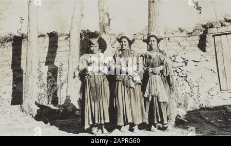 Photo Album Fisherman: Third Karakoru Expedition, 1929 Album con 3 foto. In alto a sinistra: La compagnia di spedizione di fronte alla casa di Khan Bahadur a Leh. Le persone sono indicate dai numeri: 1. Franz Lochmatter, 2. Khan Sahib, 3. Rudi Wyss, 4. J. A. Slem, 5. Jenny Visser-Hooft; 6. Khan Bahdur, 7. Il Vescovo Britannico Peter. Top right: Ladakki donne in Leh; Bottom: A lama monastero al di fuori di Leh Data: 22 maggio 1929 luogo: India, Leh Parole Chiave: Servi, sport Foto Stock