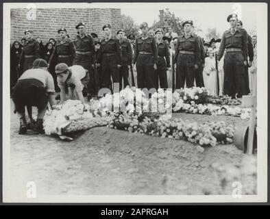 Cimiteri di guerra olandesi nei Paesi Bassi Commemorazione dei soldati morti del Reggimento truppe d'urto al Cimitero dei Leoni. Cubs Lay a wreath a nome del prossimo di kin Annotation: SEE 904-2346 Date: 8 October 1953 Location: Netherlands Keywords: War, wars Foto Stock