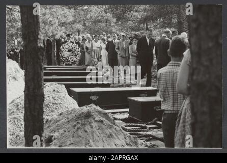 Cimiteri di guerra olandesi nei Paesi Bassi Nel cimitero onorario Loenen (Veluwe) vittime del campo di concentramento di Dachau sono state sepolte. I membri della famiglia camminano oltre le casse Annotazione: Vedi 910-6281 Data: 26 agosto 1959 Località: Loenen (Veluwe), Paesi Bassi Parole Chiave: Guerra, guerre Foto Stock