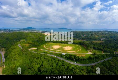 Veduta aerea di Phuket il suo campo di calcio panoramico e le montagne sullo sfondo. Ya nui è un villaggio di pescatori situato su diverse piccole isole Foto Stock